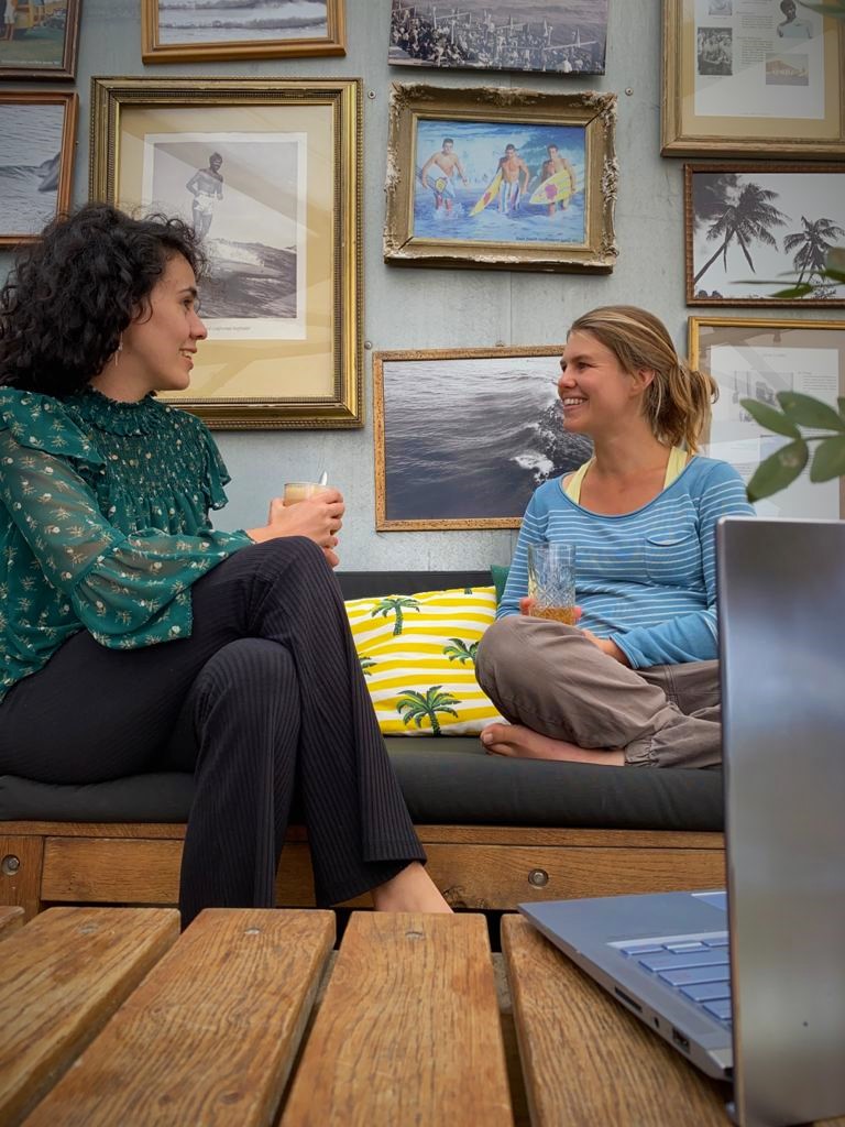 Foto van Ashley Timmermans, in gesprek.